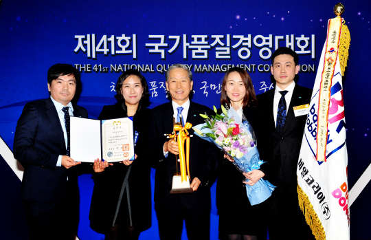 18일 서울 삼성동 코엑스에서 열린 '제 41회 국가품질경영대회'에서 조상호 비알코리아 대표(왼쪽 세번째)와 품질경영팀 직원들이 '국가품질혁신상' 대통령 표창 수상 기념촬영을 하고 있다. 비알코리아 제공